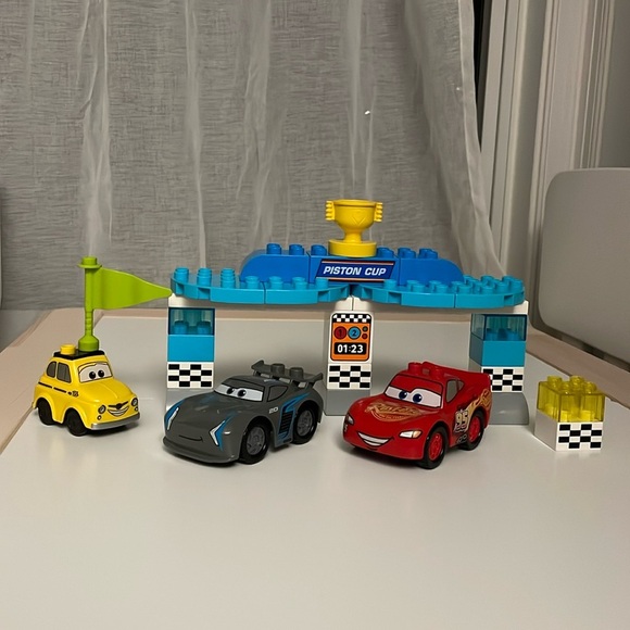 LEGO DUPLO DISNEY PIXAR CARS Piston Cup Race 10857 - Picture 4 of 14